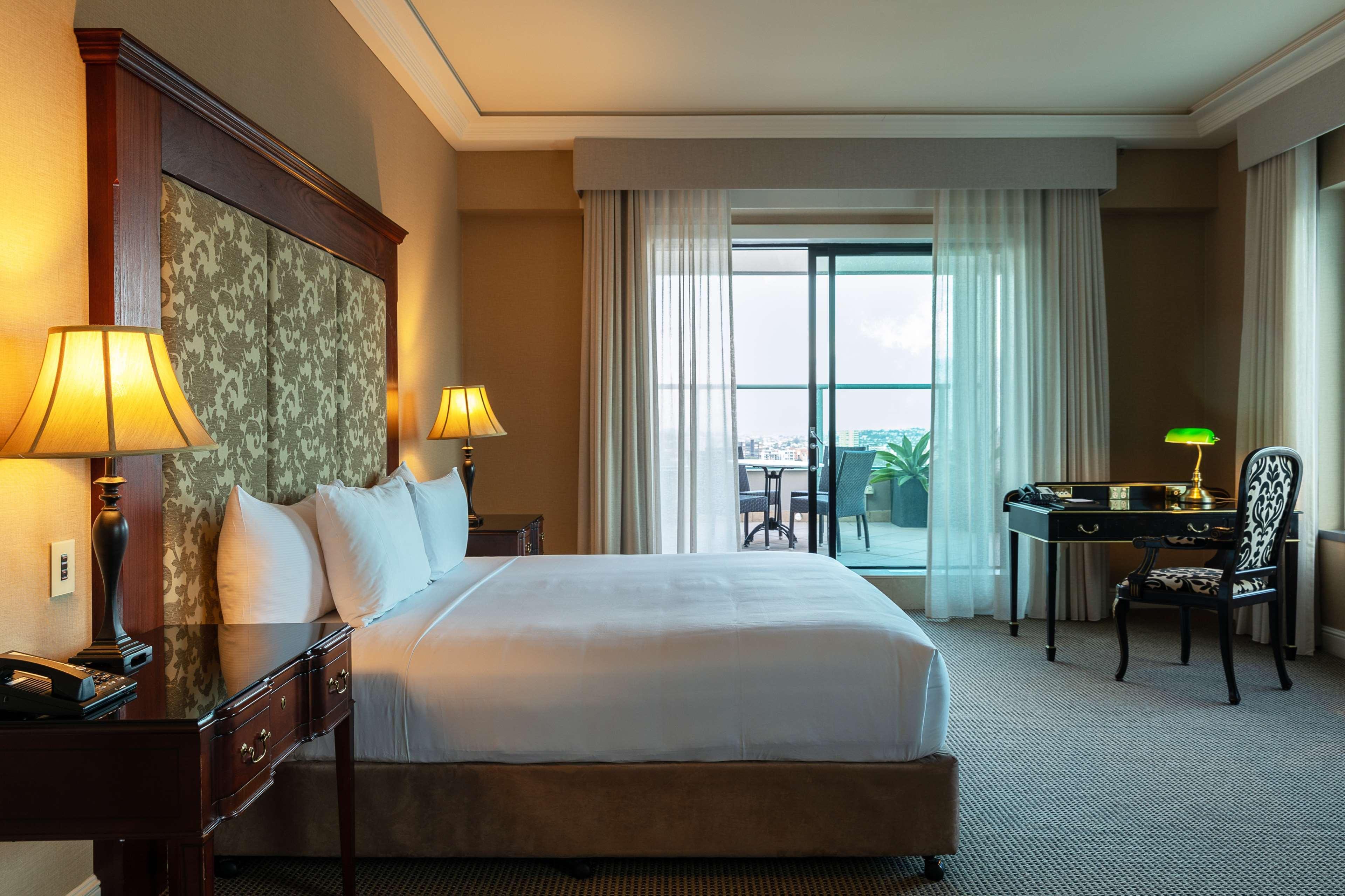 Stamford Plaza Brisbane Hotel Eksteriør billede A guest room at the hotel