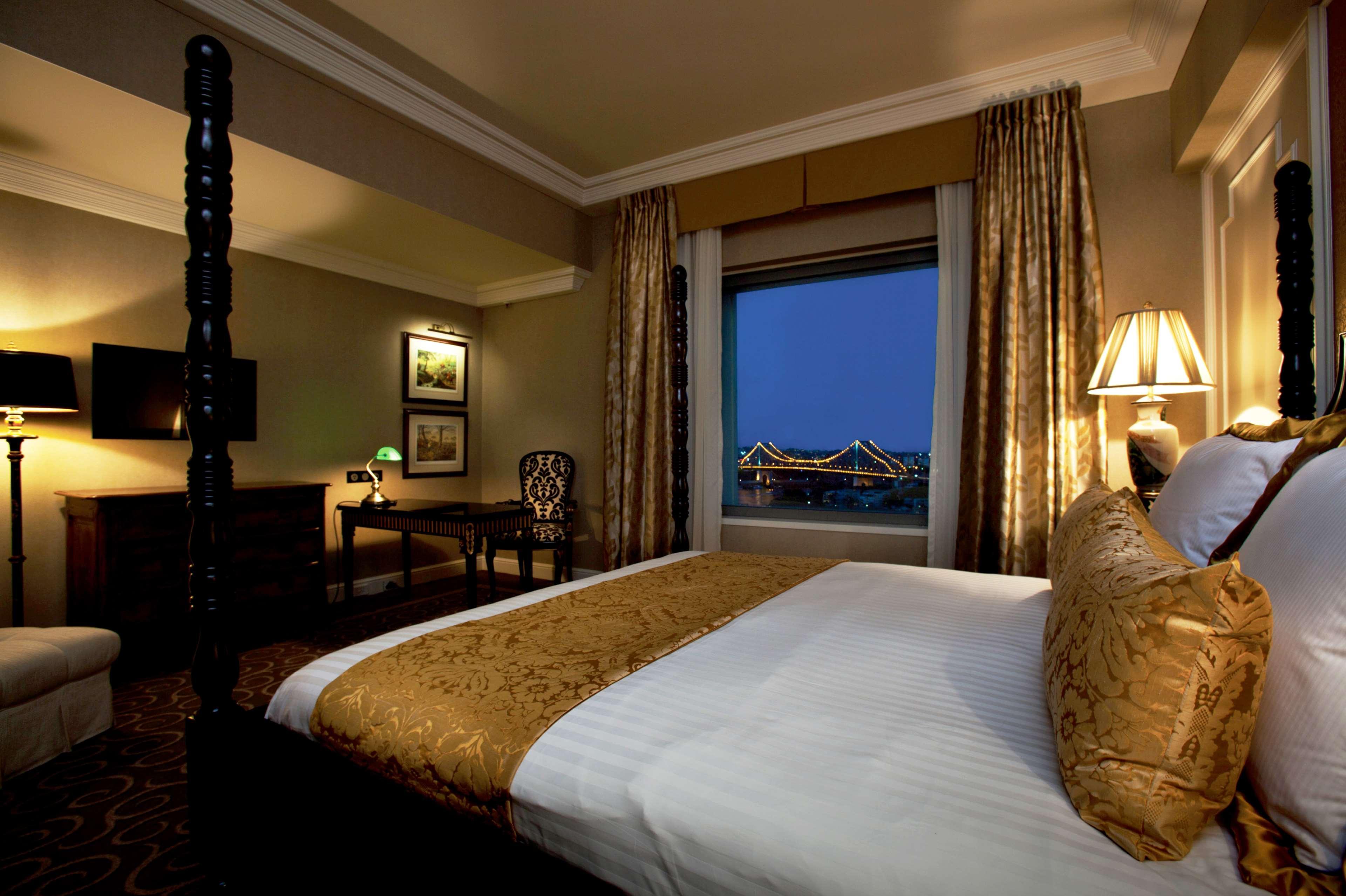 Stamford Plaza Brisbane Hotel Eksteriør billede A room at the Taj Mahal Palace