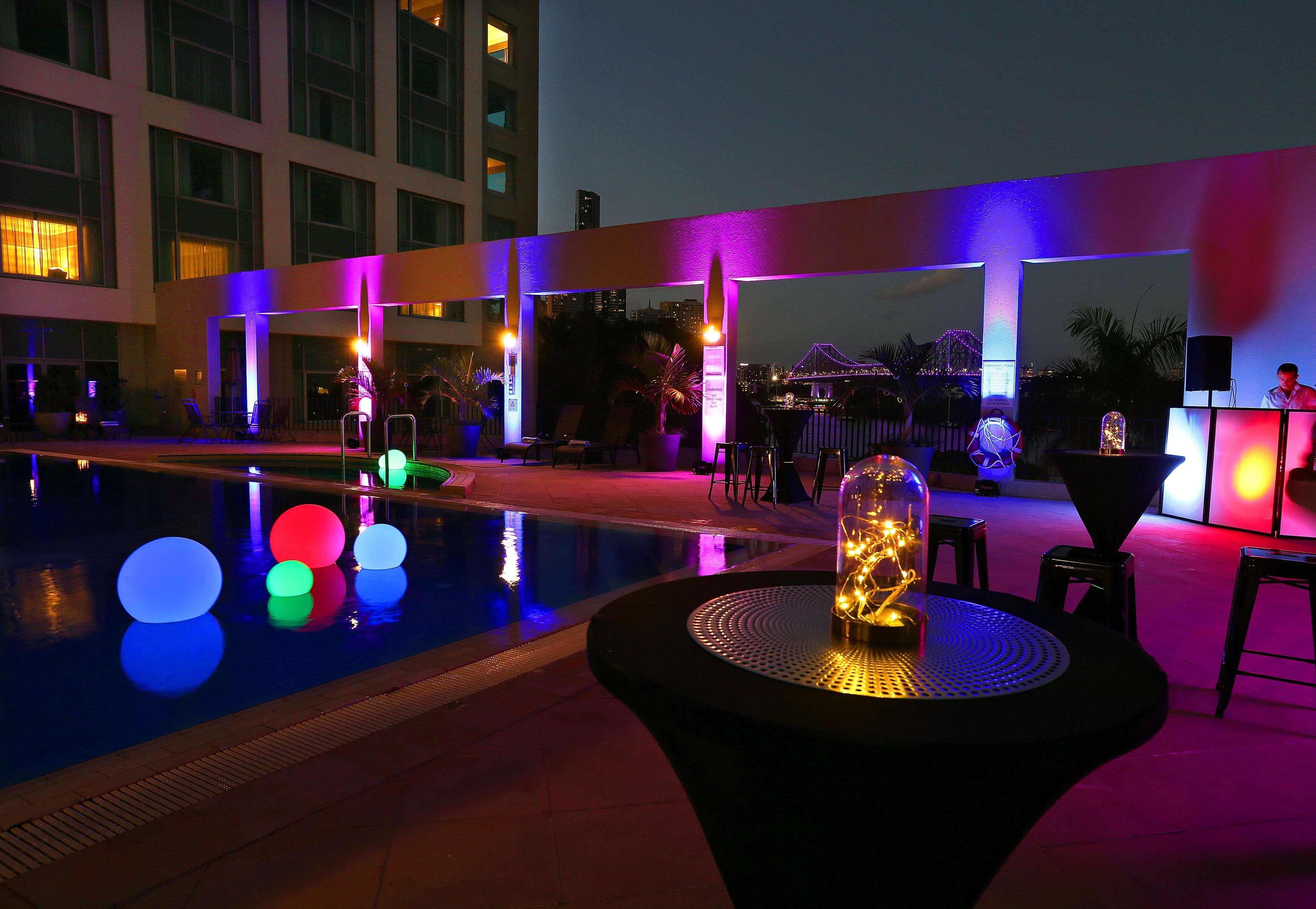 Stamford Plaza Brisbane Hotel Eksteriør billede The pool at the hotel