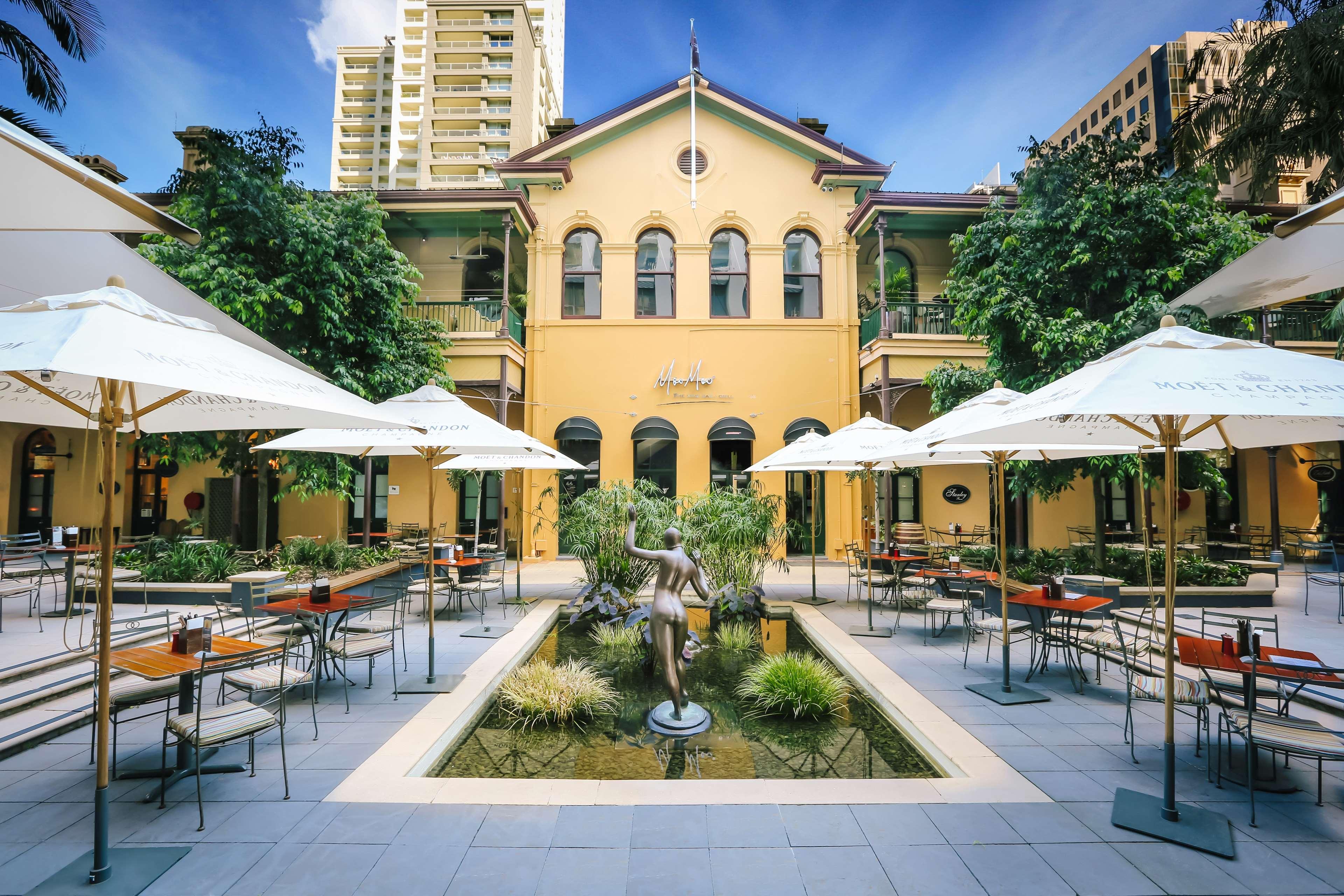 Stamford Plaza Brisbane Hotel Eksteriør billede The courtyard at the Old Museum Building