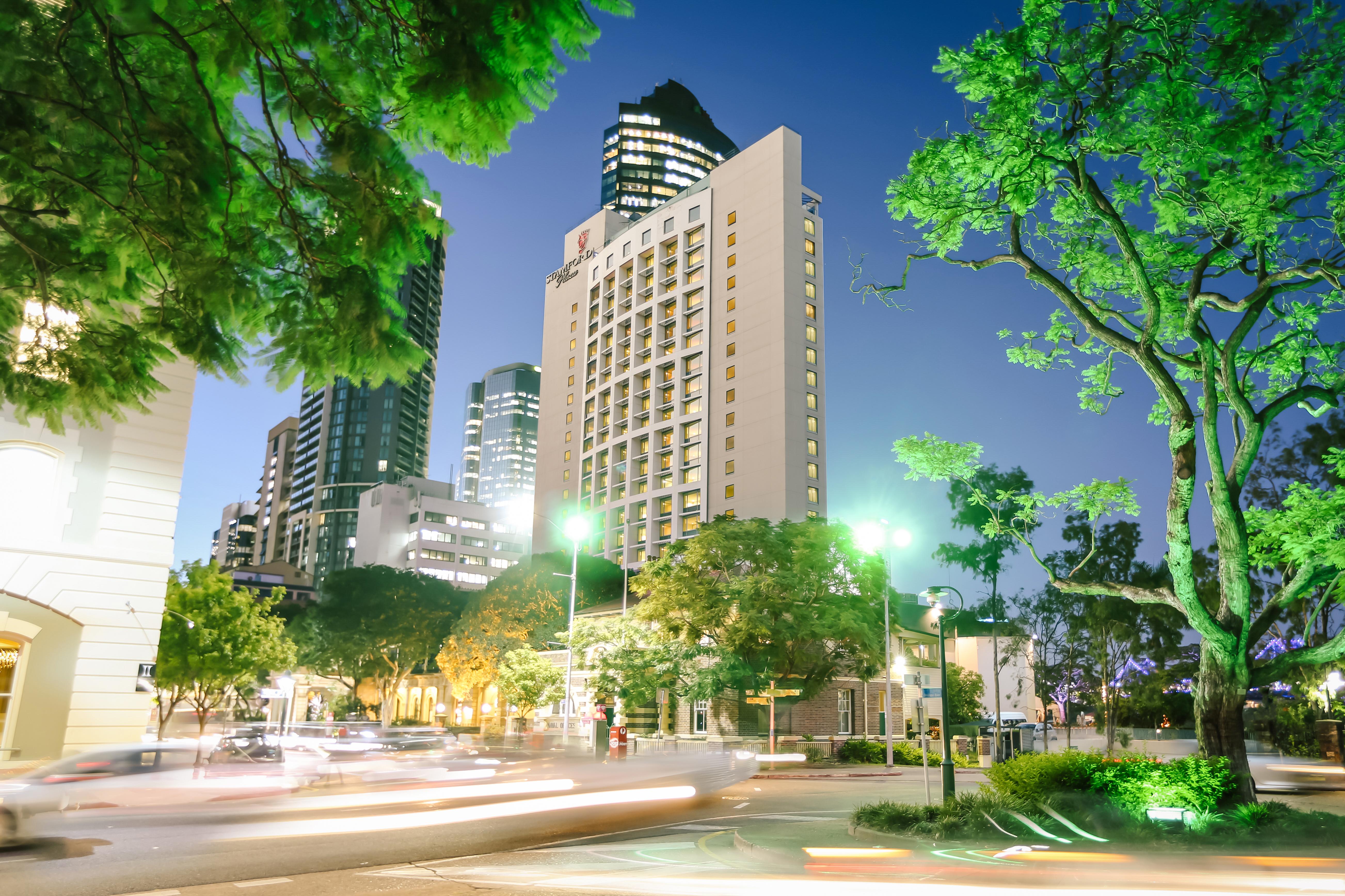 Stamford Plaza Brisbane Hotel Eksteriør billede The hotel at night
