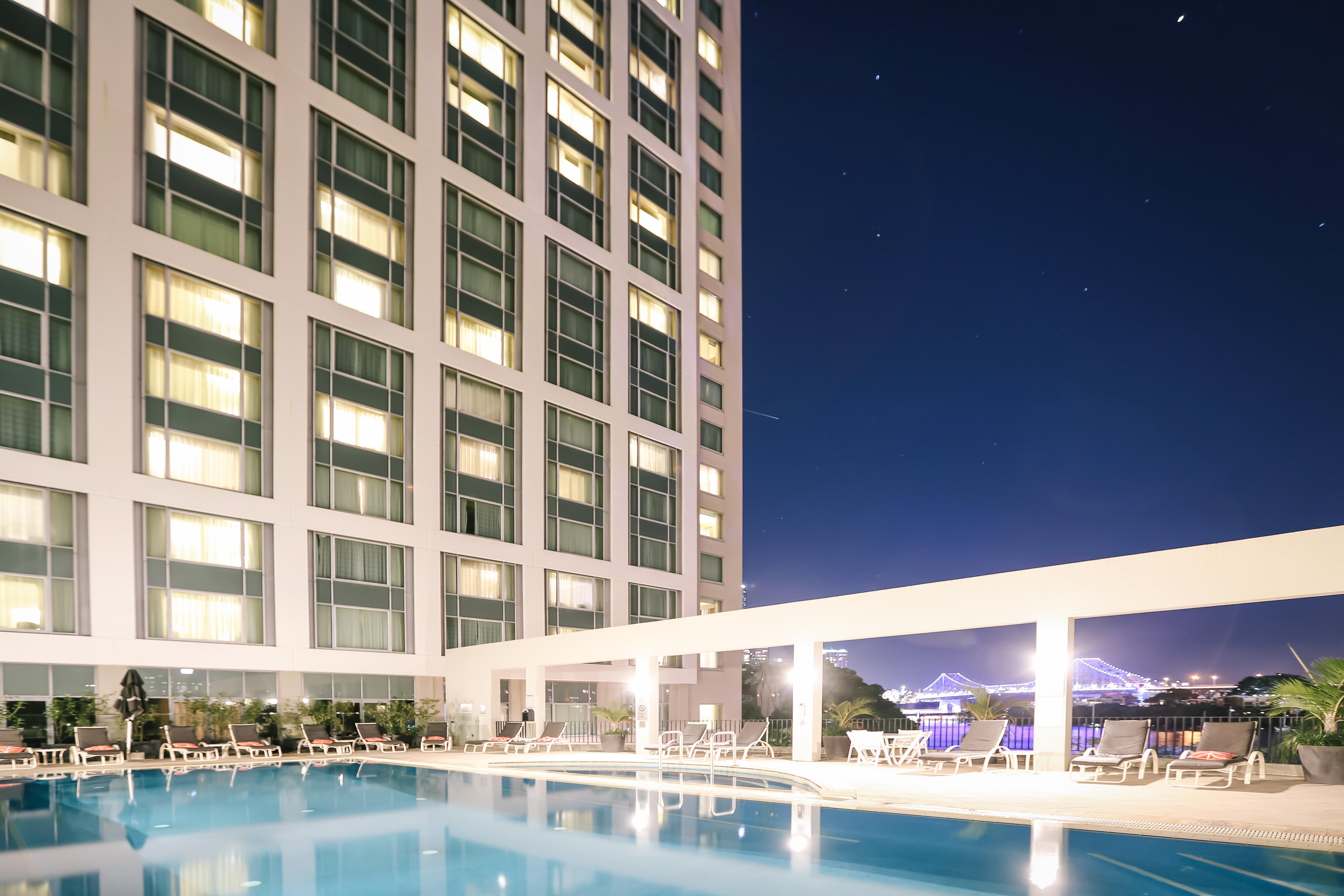 Stamford Plaza Brisbane Hotel Eksteriør billede The hotel's swimming pool