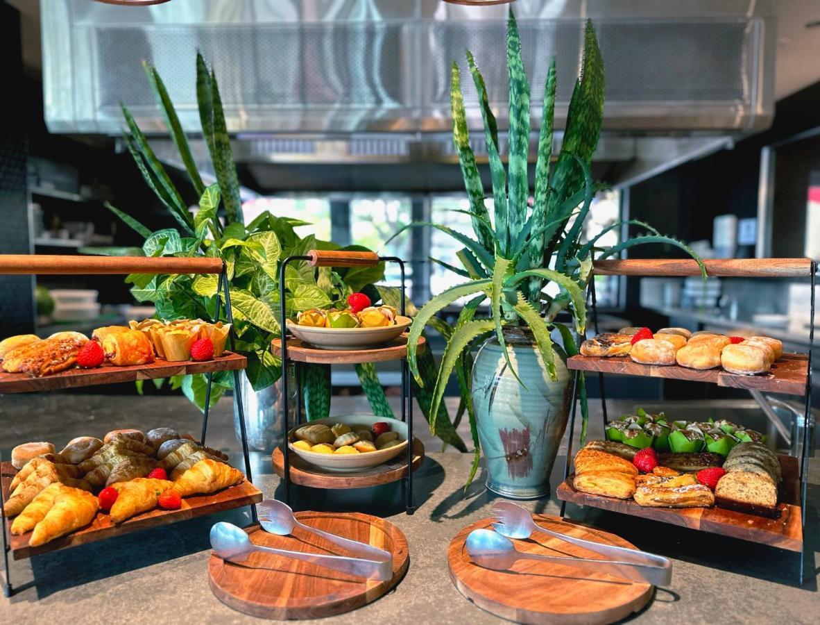 Stamford Plaza Brisbane Hotel Eksteriør billede A selection of tapas at a restaurant in Madrid, Spain