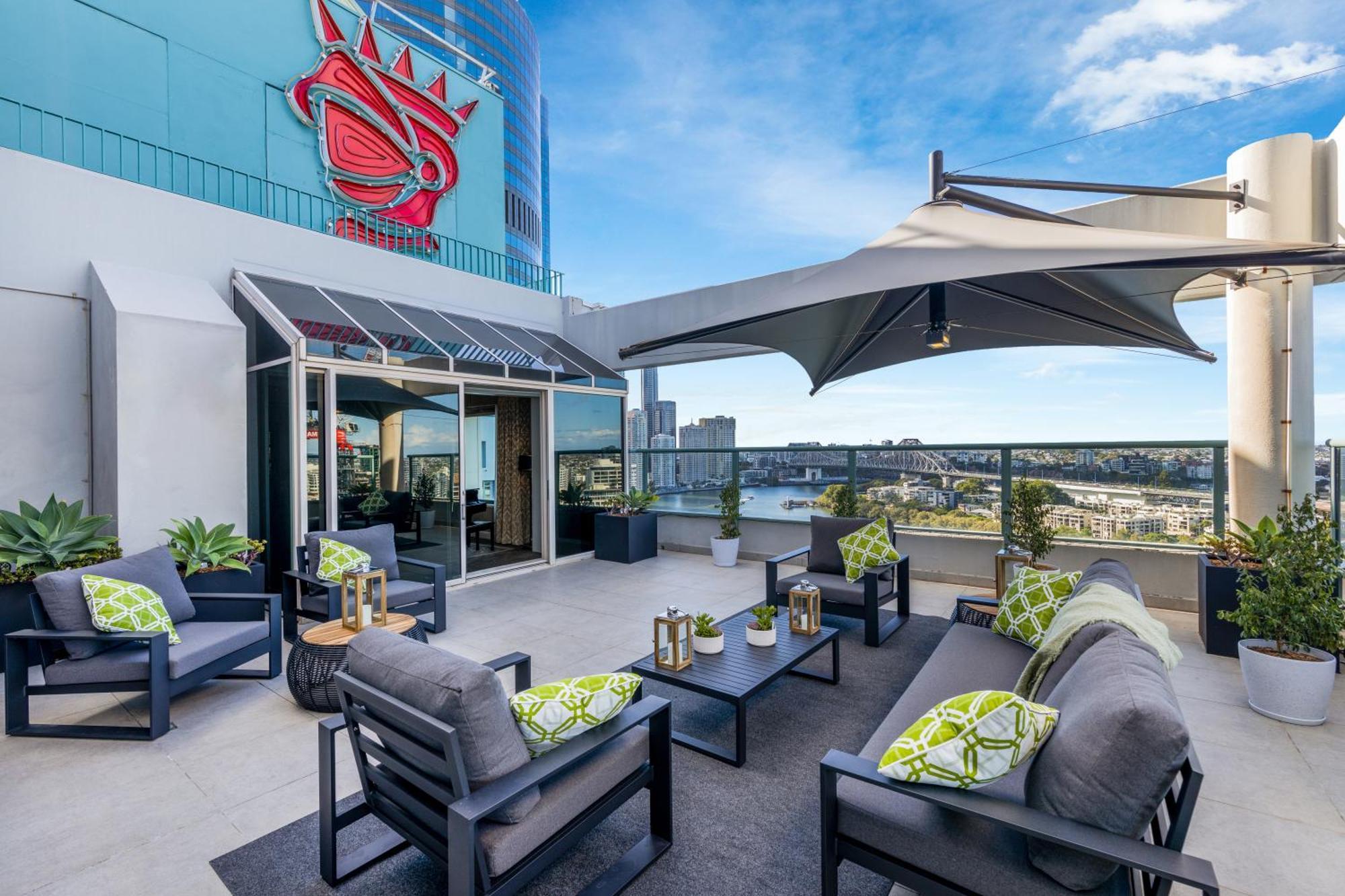 Stamford Plaza Brisbane Hotel Eksteriør billede The rooftop bar at the Hotel
