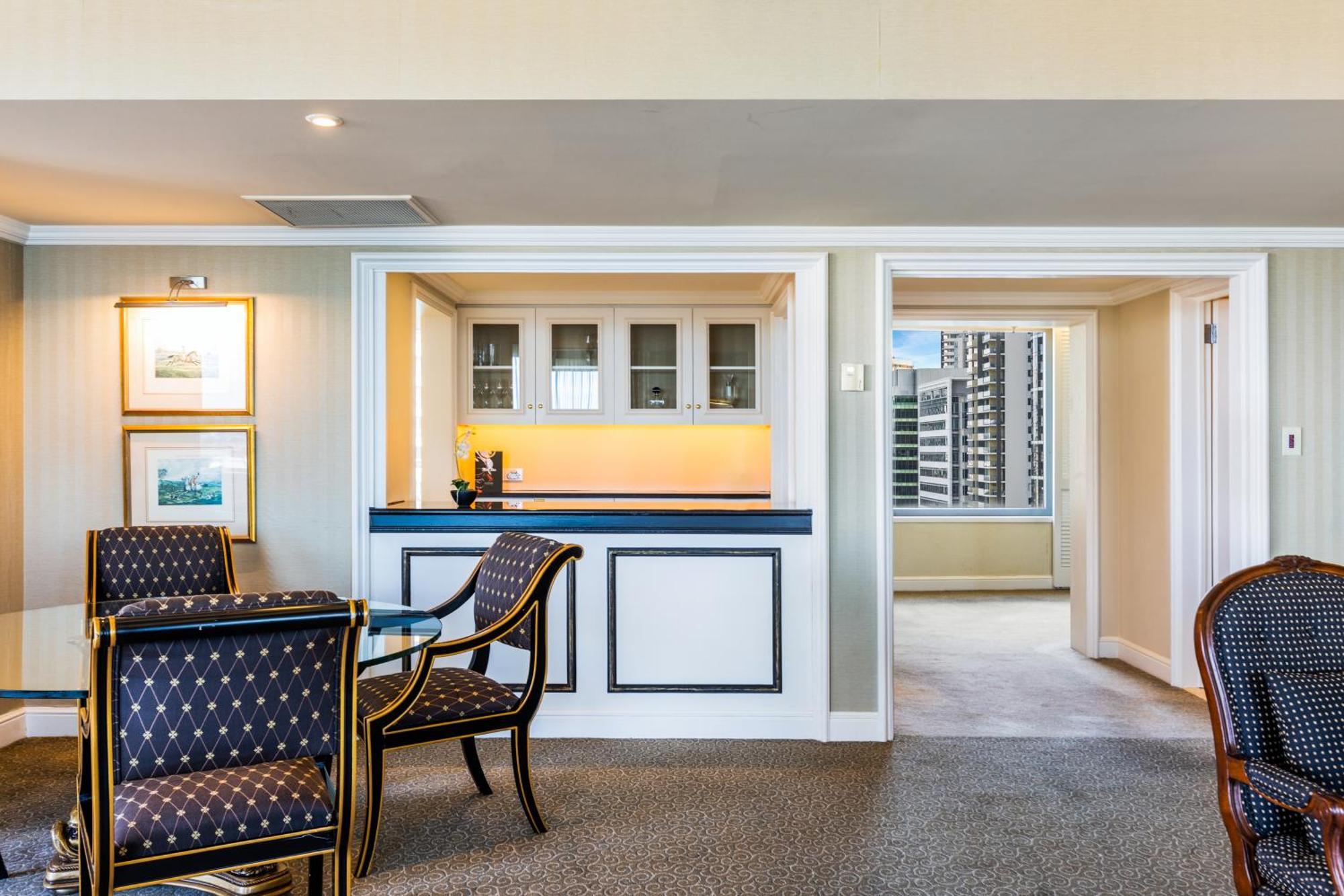 Stamford Plaza Brisbane Hotel Eksteriør billede A suite at the Four Seasons Hotel