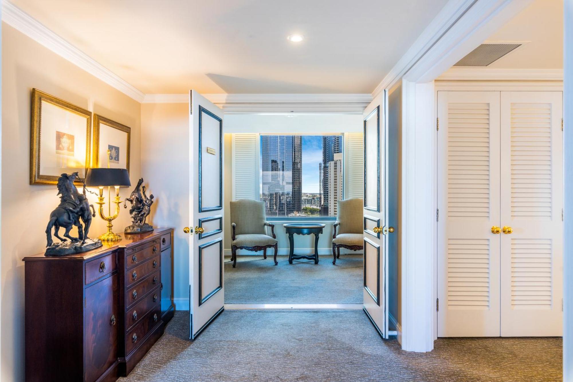 Stamford Plaza Brisbane Hotel Eksteriør billede A suite at the Mandarin Oriental, Hong Kong
