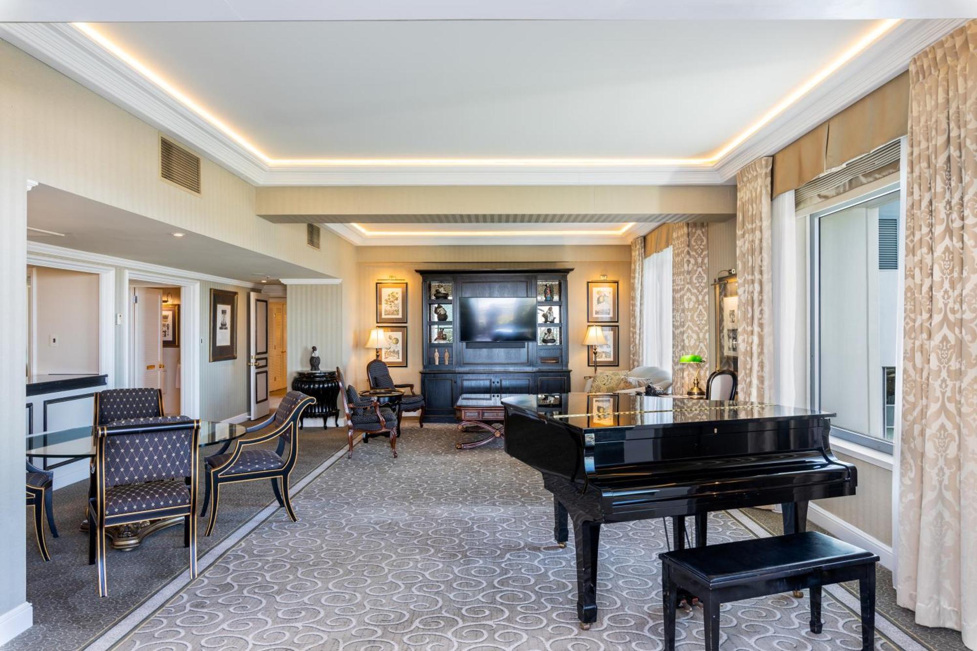 Stamford Plaza Brisbane Hotel Eksteriør billede The living room of a suite at the Waldorf Astoria Washington DC