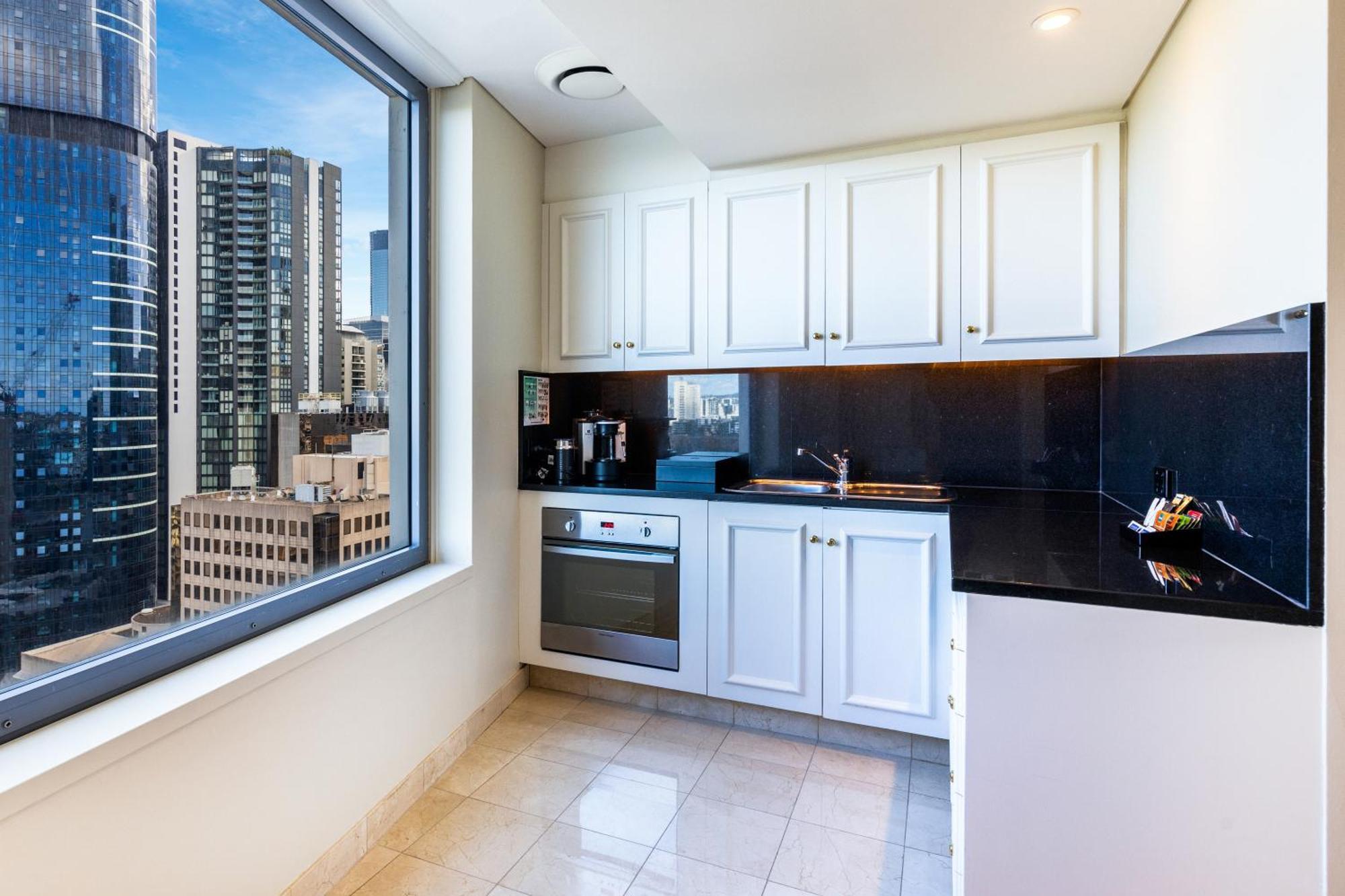 Stamford Plaza Brisbane Hotel Eksteriør billede A kitchen in a typical apartment