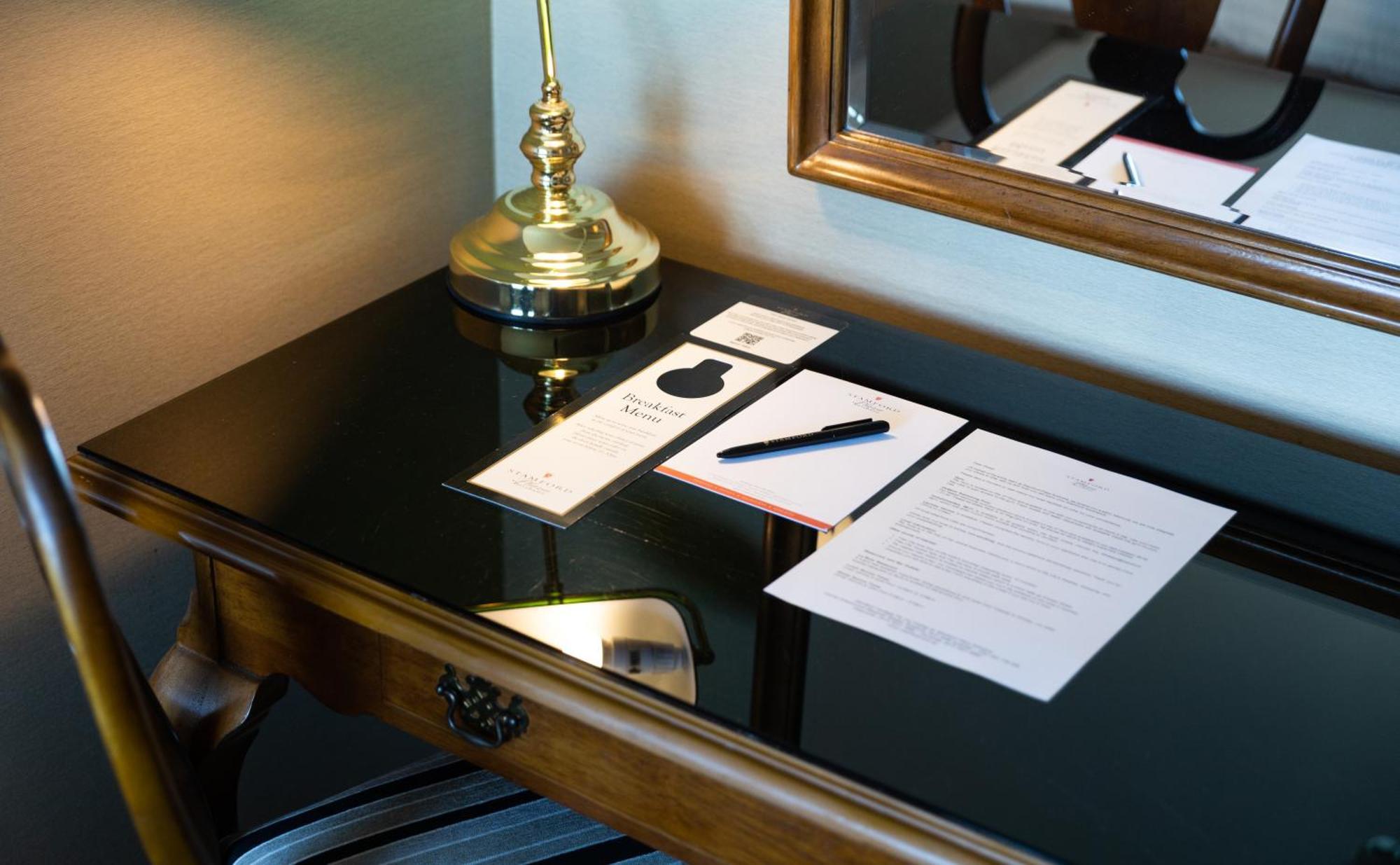 Stamford Plaza Brisbane Hotel Eksteriør billede A room service menu