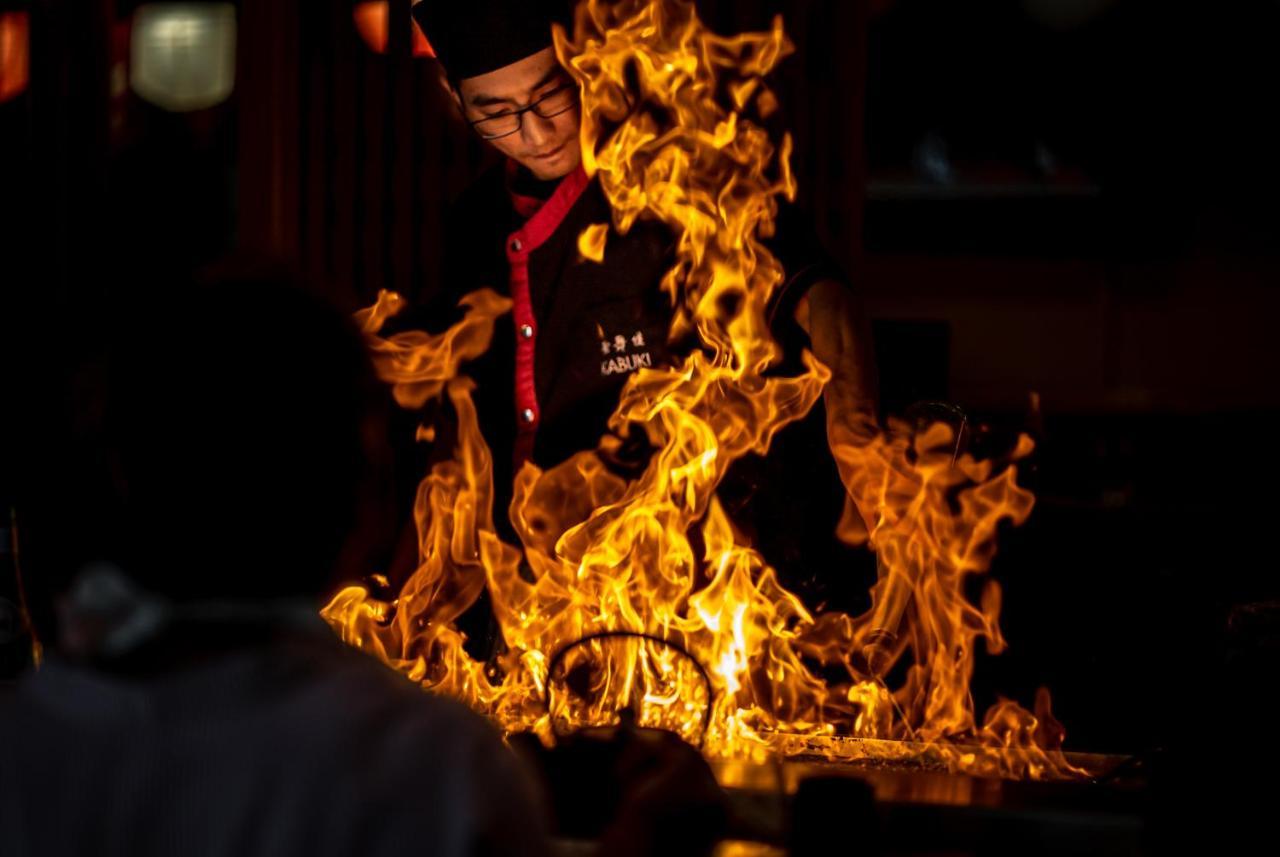 Stamford Plaza Brisbane Hotel Eksteriør billede A chef cooking with a flaming wok