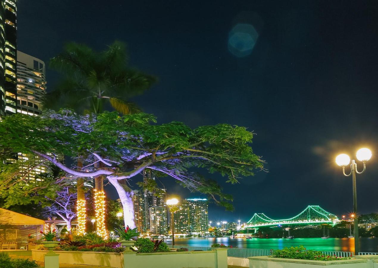 Stamford Plaza Brisbane Hotel Eksteriør billede The Story Bridge at night
